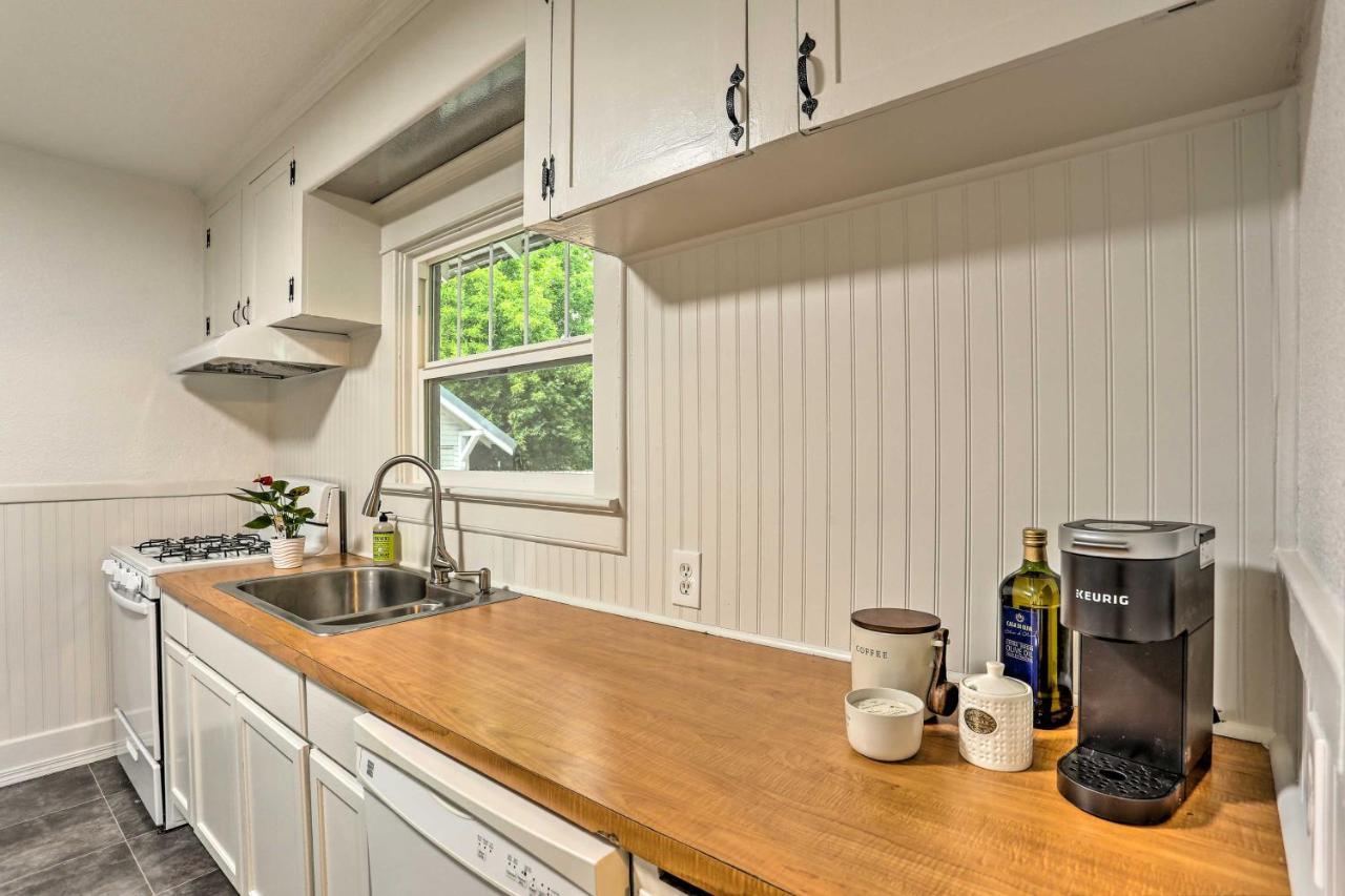 Pet-Friendly Baker City Escape With Private Yard! Exterior photo