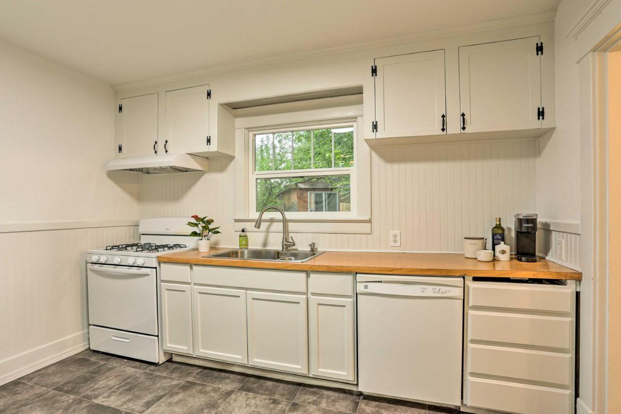 Pet-Friendly Baker City Escape With Private Yard! Exterior photo